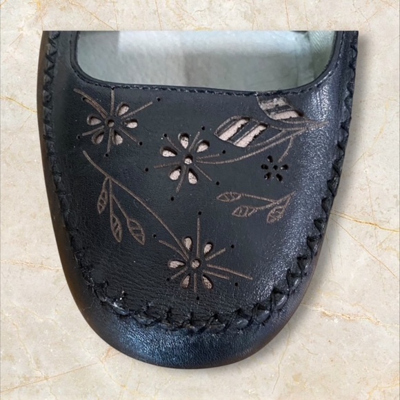 Kenneth Cole Reaction Black Shoes with Vintage-Inspired Detailing Size 9 - Picture 4 of 8